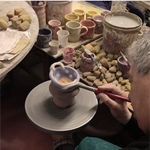 陶器に着彩するモディリアーニの職人